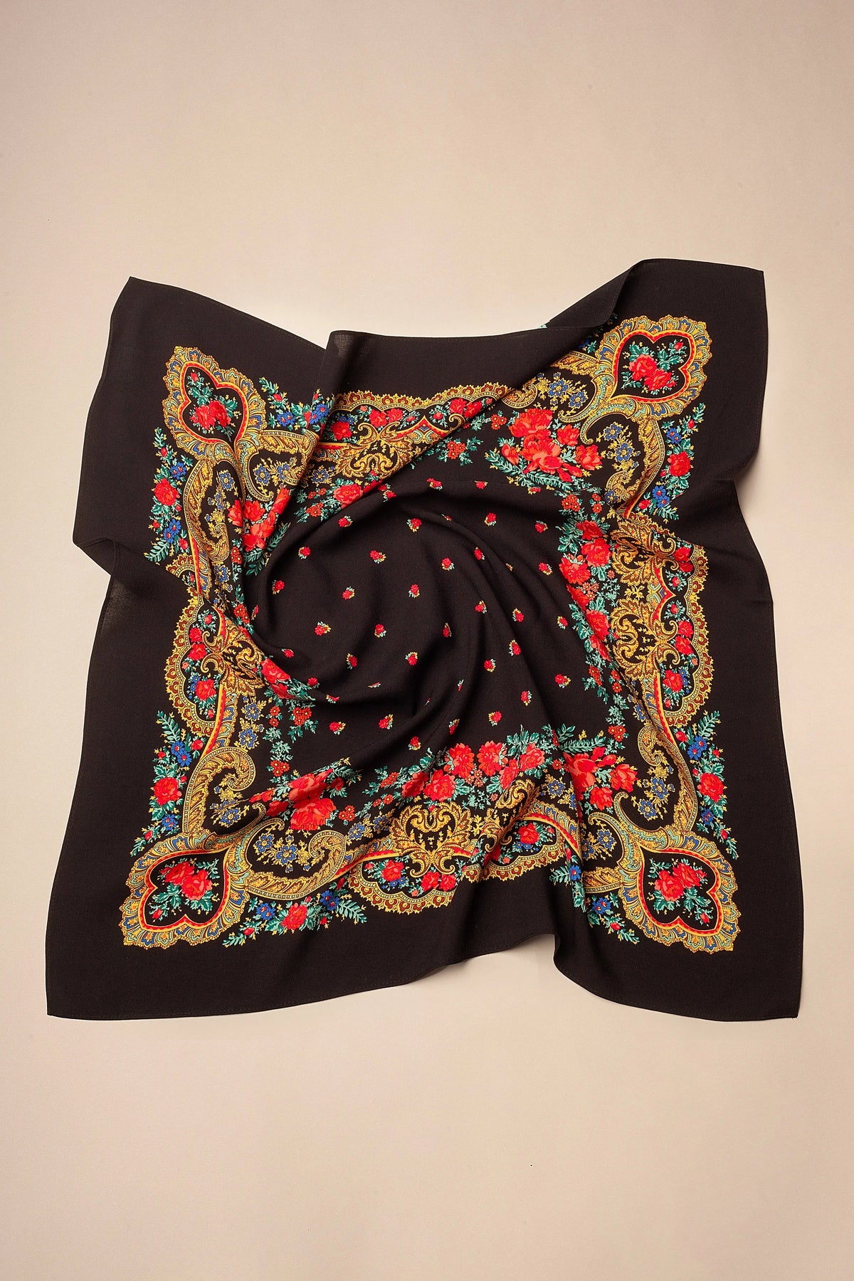 Pañuelo negro con estampado floral, detalles de cadenas doradas y flores rojas en un estilo tradicional portugués.