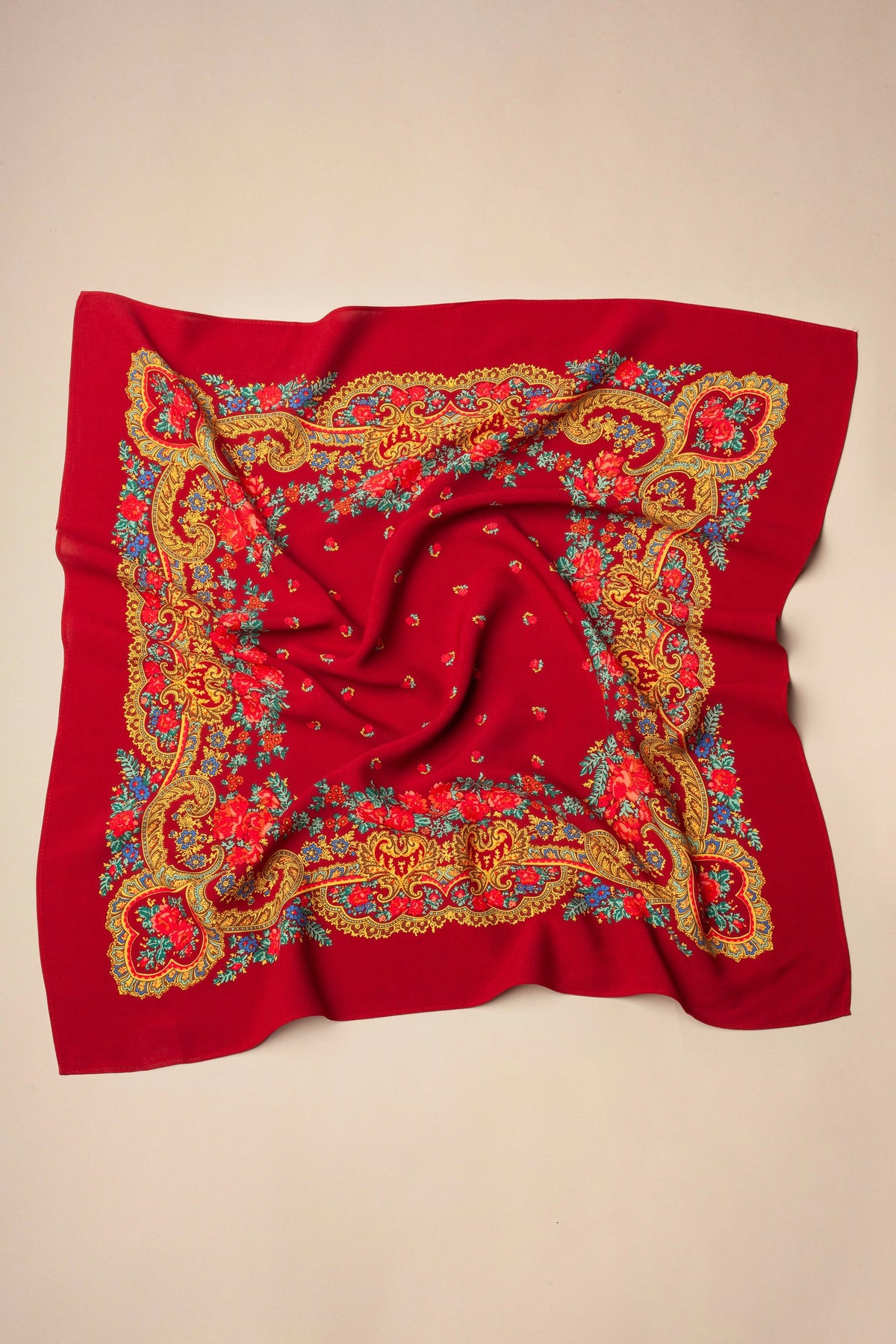 Pañuelo cuadrado granate con estampado tradicional de flores y cenefas doradas, estilo folclórico portugués.