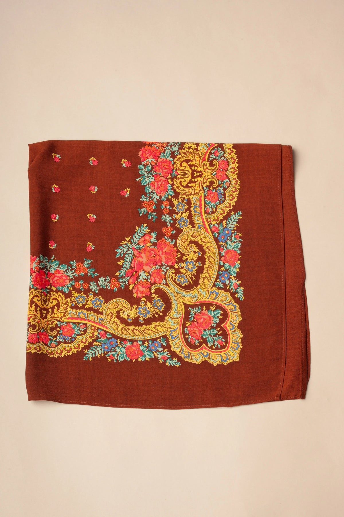Pañuelo color moca con estampado floral y detalles dorados tipo cadena en estilo tradicional portugués.