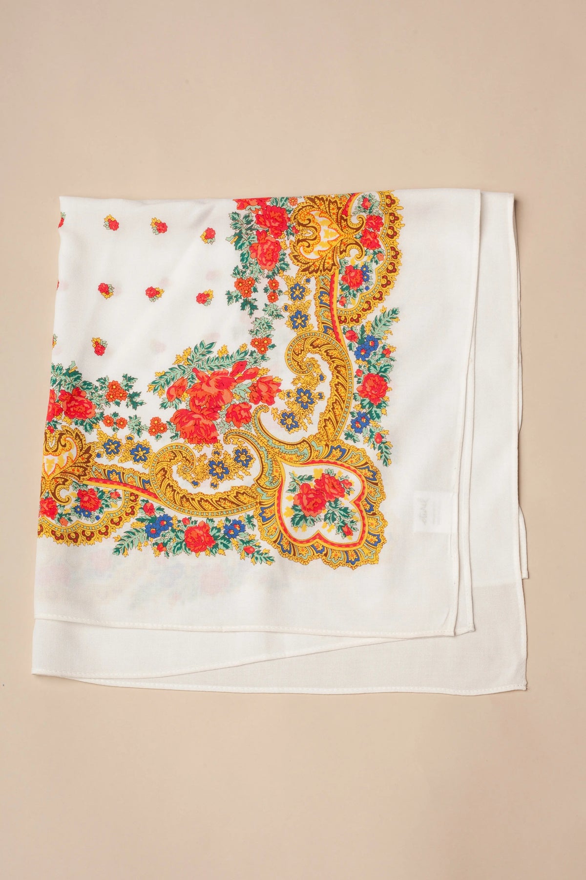 Pañuelo blanco con estampado floral, motivos de cadenas doradas y detalles coloridos en estilo tradicional portugués.