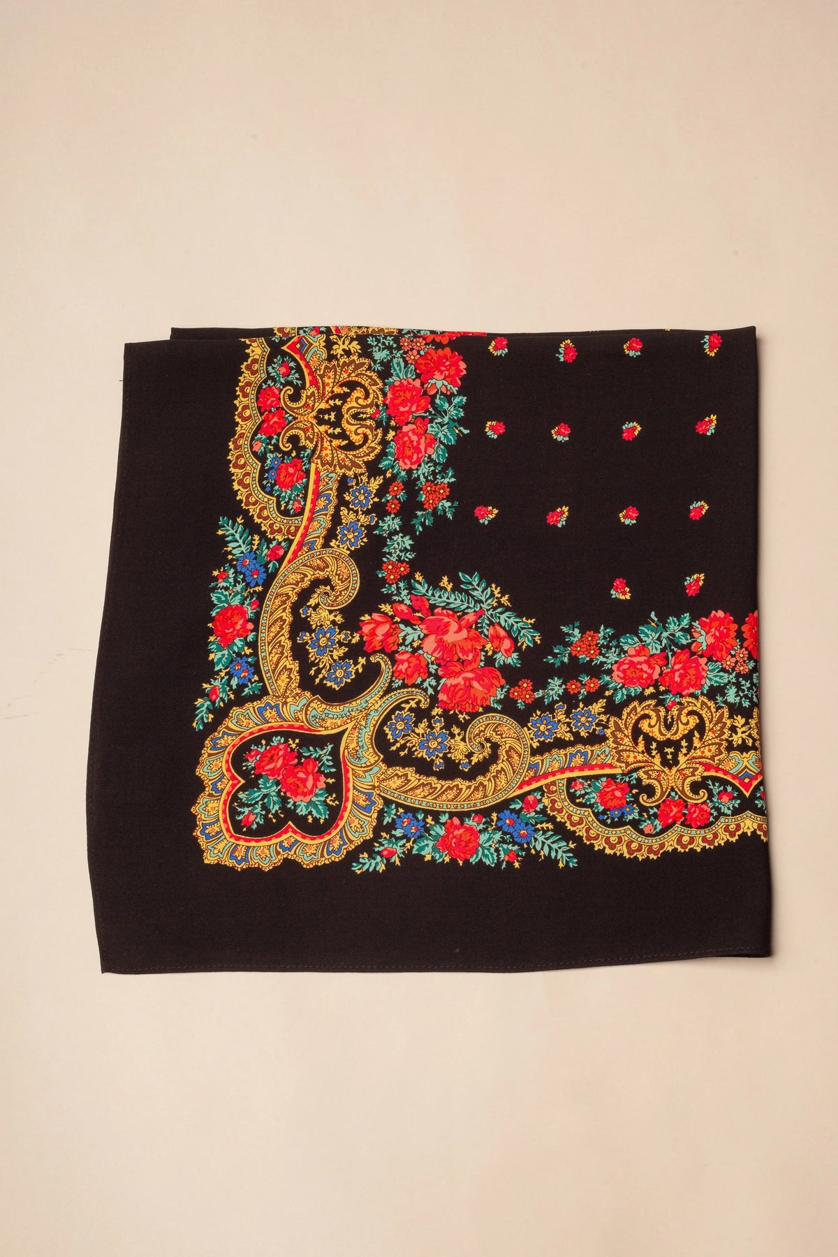 Pañuelo negro con estampado floral, detalles en dorado y cadenas estilo tradicional portugués.
