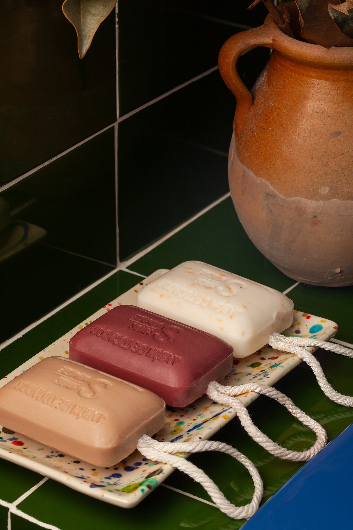 Jabón natural de lirio en jabonera con otros jabones artesanales