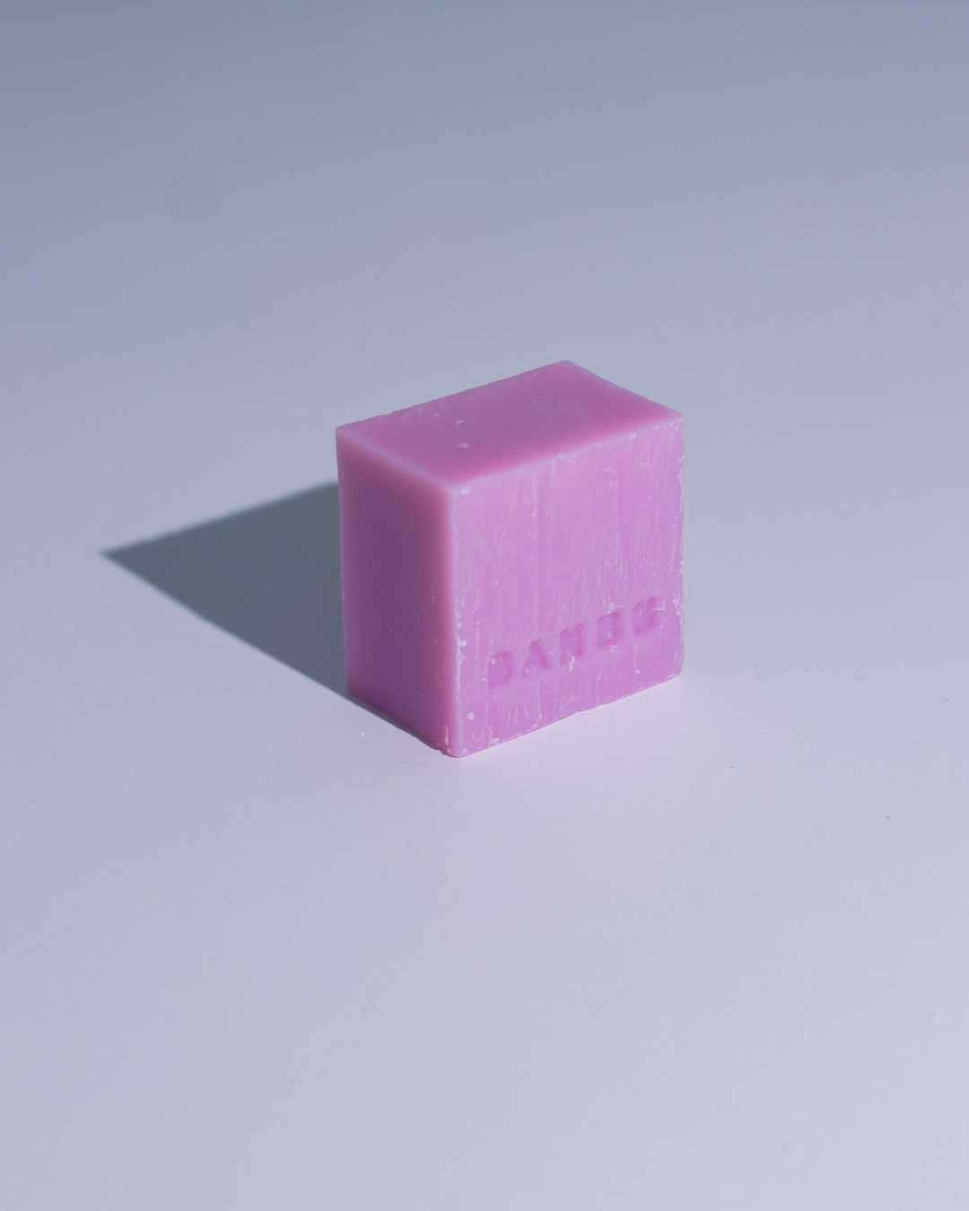 abón natural sólido rosa Empathy con aroma floral - pastilla artesanal con aceites vegetales y manteca karité