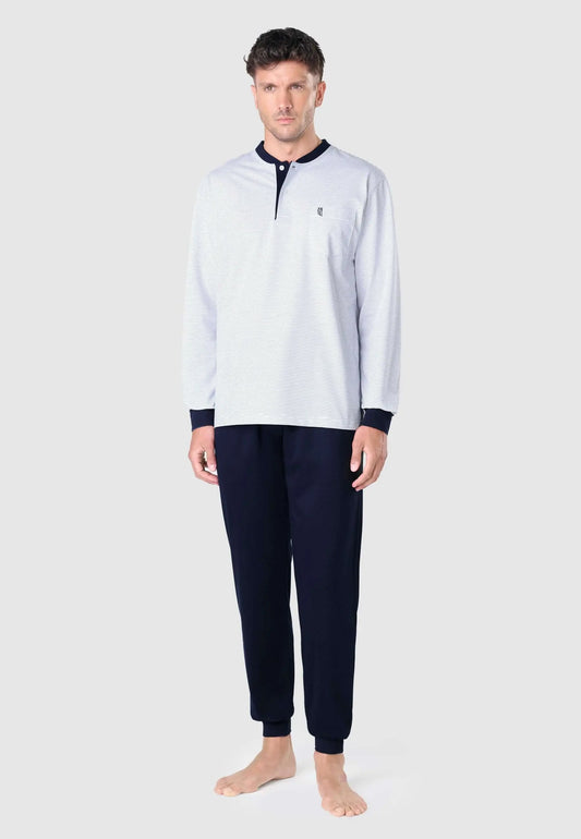 Pijama de hombre azul y blanco de rayas, camiseta de manga larga con tapeta y pantalón liso con puños.