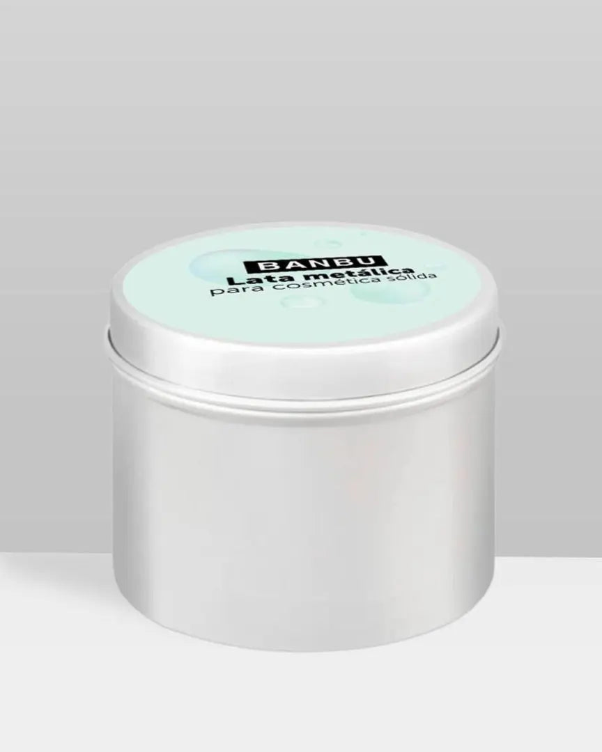 Lata metálica plateada de Banbu para cosmética sólida, con tapa en color azul claro y diseño minimalista.