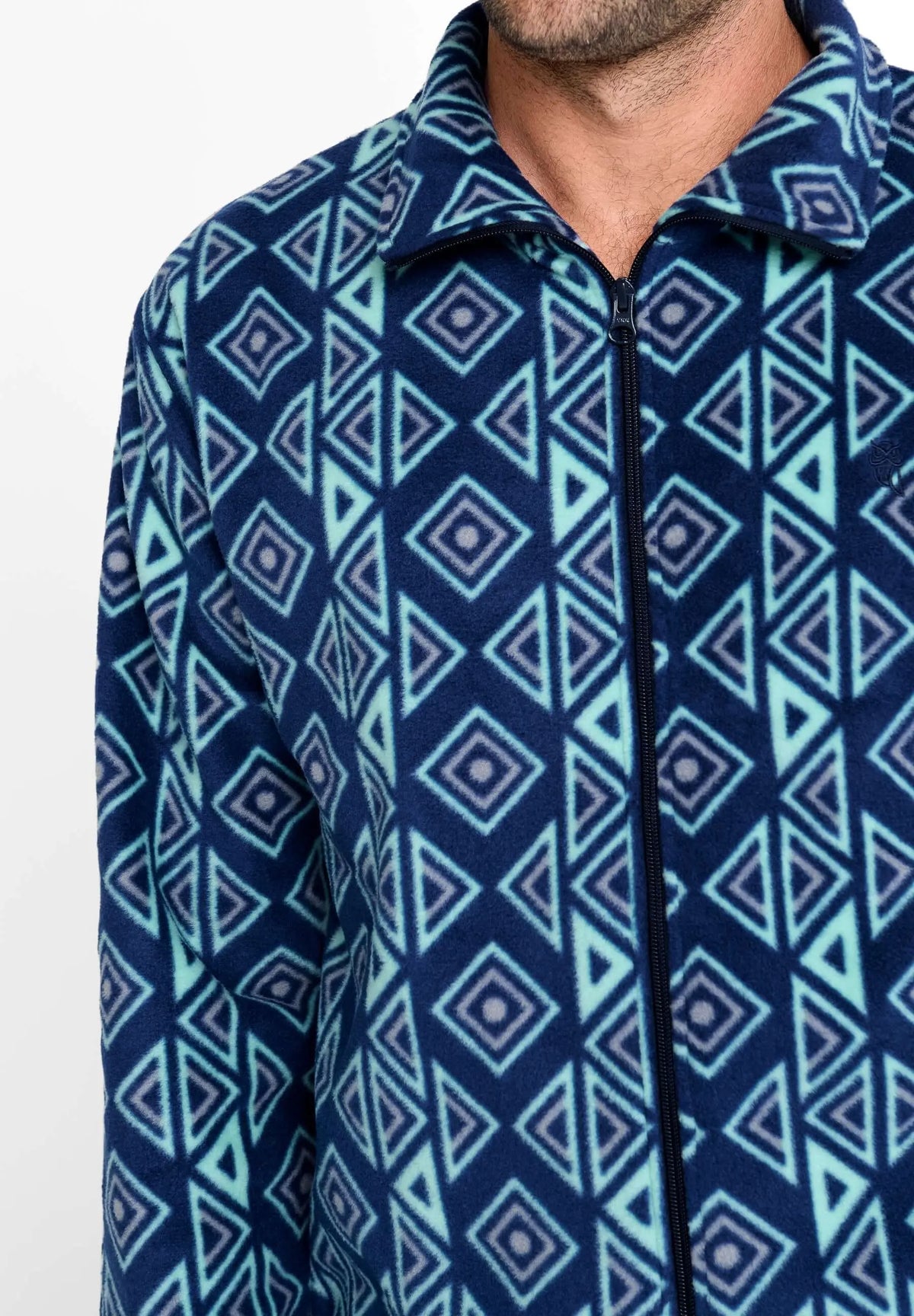 Chaqueta de pijama para hombre de forro polar azul con estampado geométrico y cierre de cremallera.