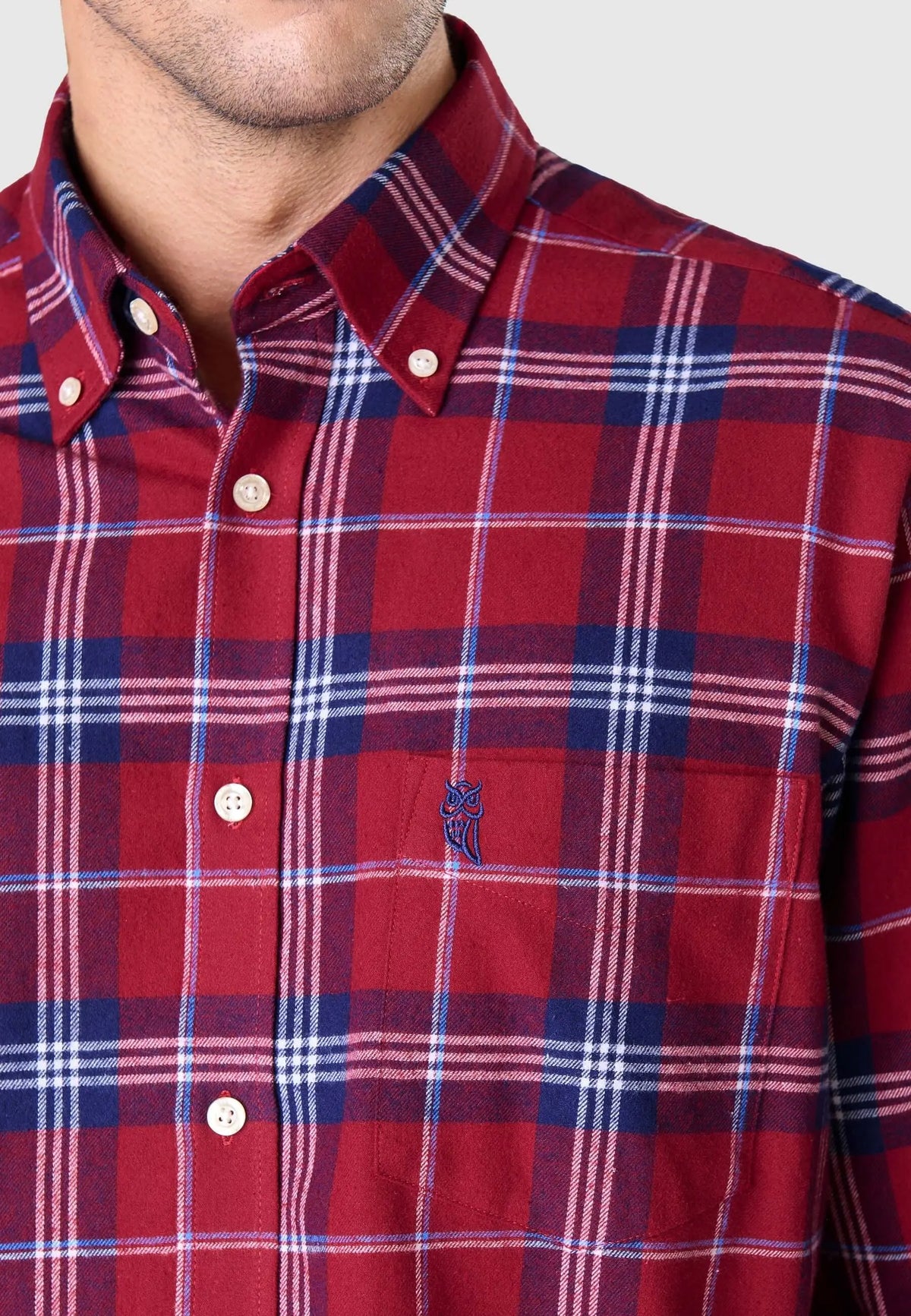 Camisa de hombre en franela de algodón roja a cuadros, estilo casual con cuello abotonado y bolsillo en el pecho.