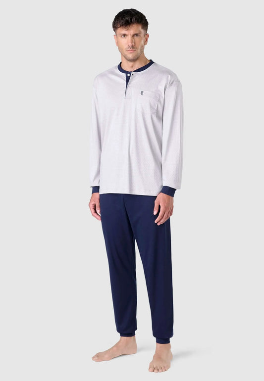 Pijama hombre gris estampado con tapeta de botones, cuello y puños azul marino, modelo de manga larga y pantalón largo.