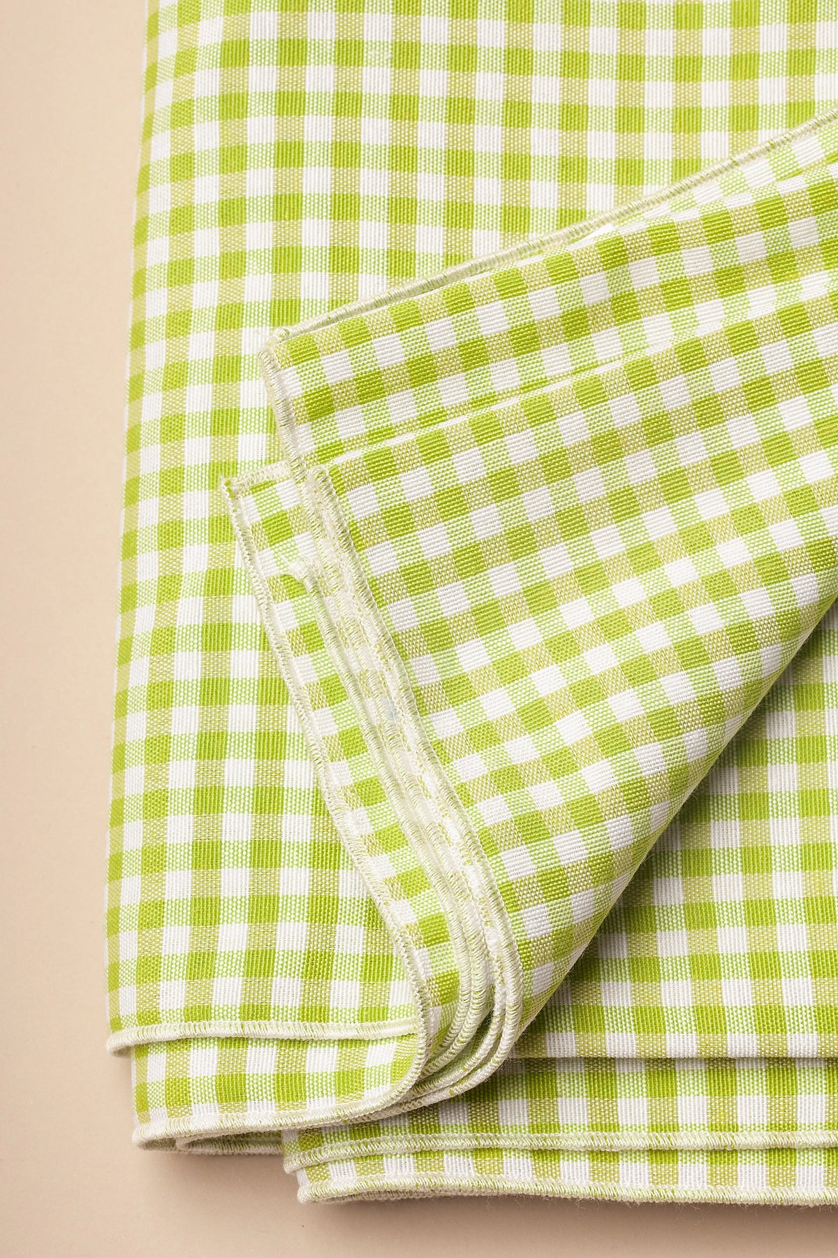 Mantel de tela con estampado de cuadros vichy en color verde y blanco, de estilo clásico y textura suave.