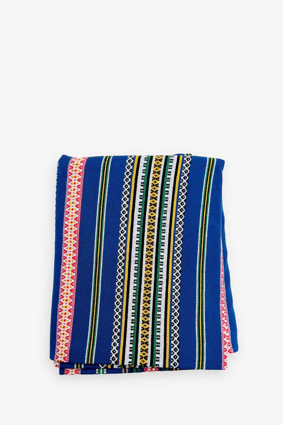 Mantel azul doblado con diseño de rayas verticales multicolores y patrones geométricos tradicionales.