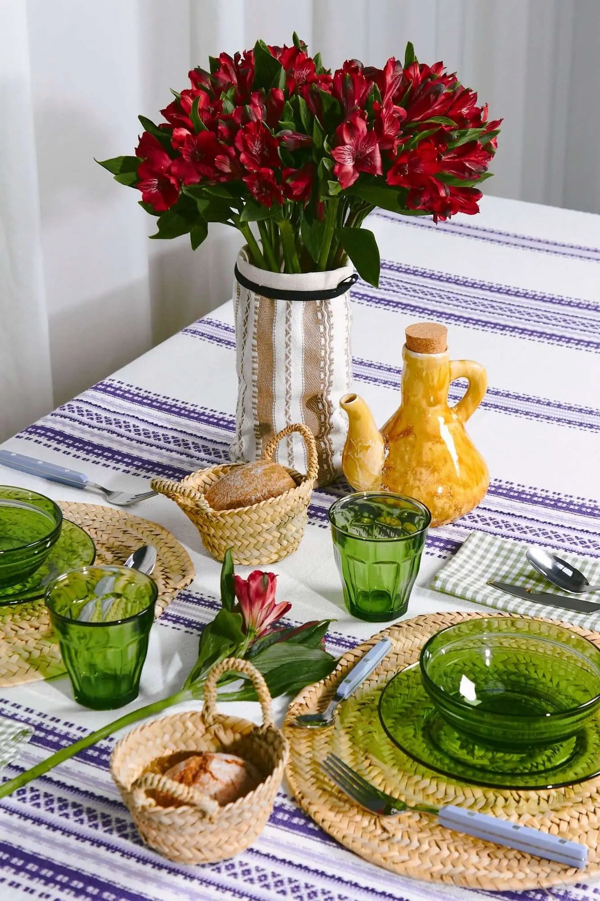 Mantel estilo alpujarra con franjas malva sobre fondo blanco, ideal para mesas rústicas elegantes.