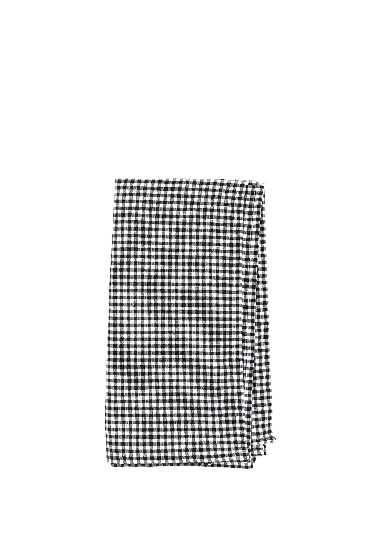 Mantel de tela plegado con estampado de cuadros vichy pequeños en blanco y negro sobre fondo blanco.
