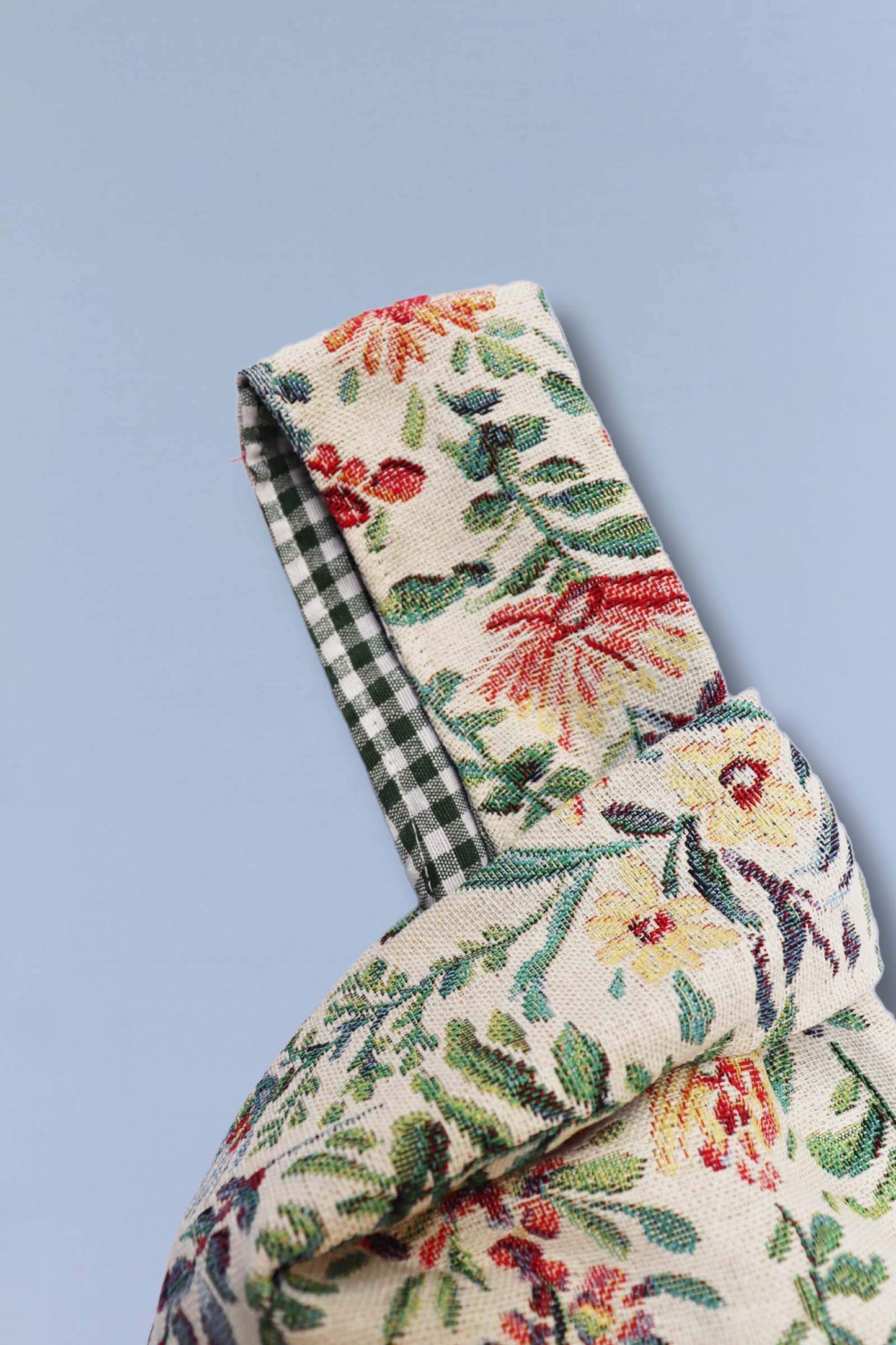 Bolso hatillo mini de tejido jacquard con estampado de flores azaleas y forro interior de cuadros vichy verdes.