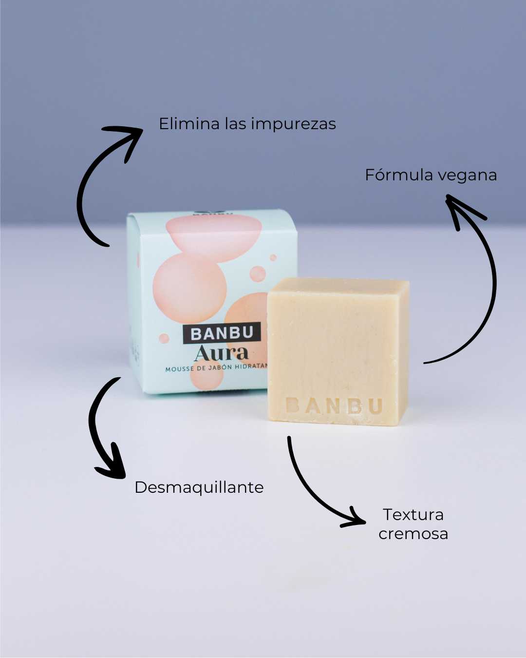 Mousse facial sólida Banbu Aura, beige, con caja azul claro, sobre fondo gris. Destaca sus propiedades naturales.