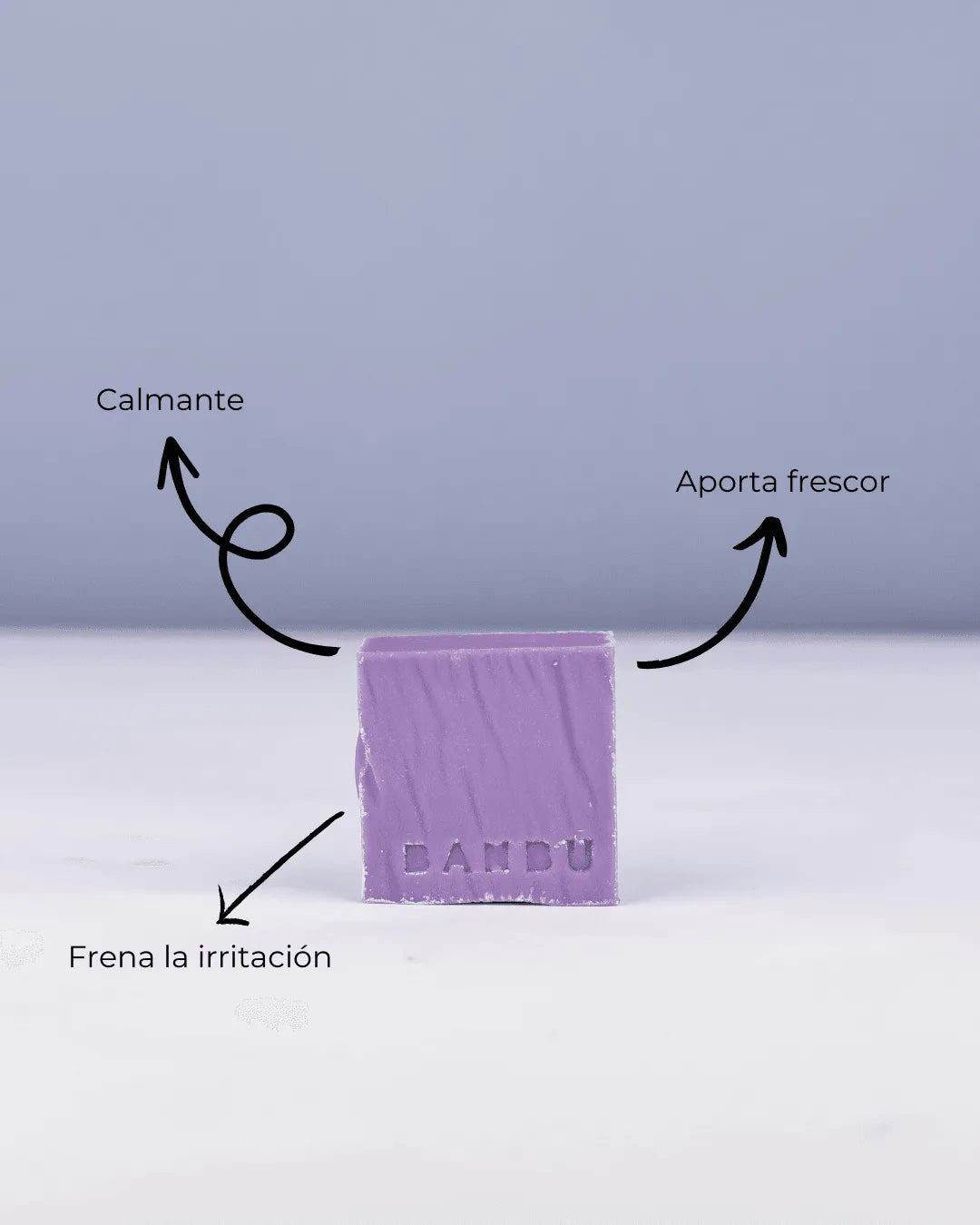 Pastilla de mousse facial lila Banbu con flechas indicando beneficios para piel sensible. Fondo liso, estilo minimalista.
