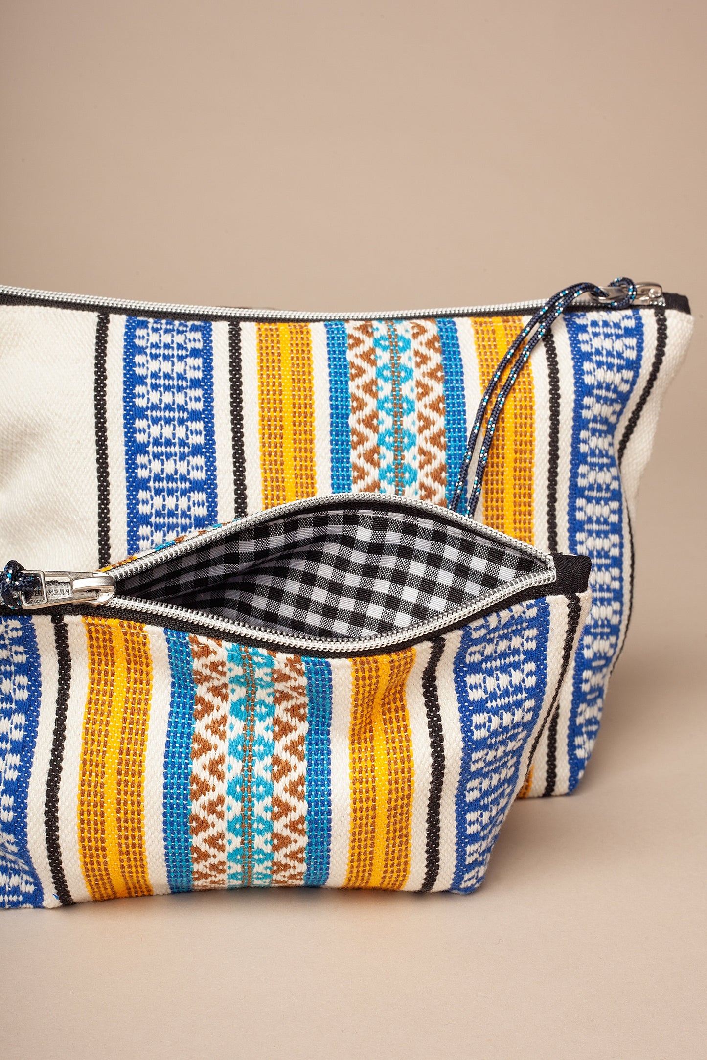 Neceser y estuche de tela con estampado morellano en azul, amarillo y blanco, cremallera y forro de cuadros vichy.