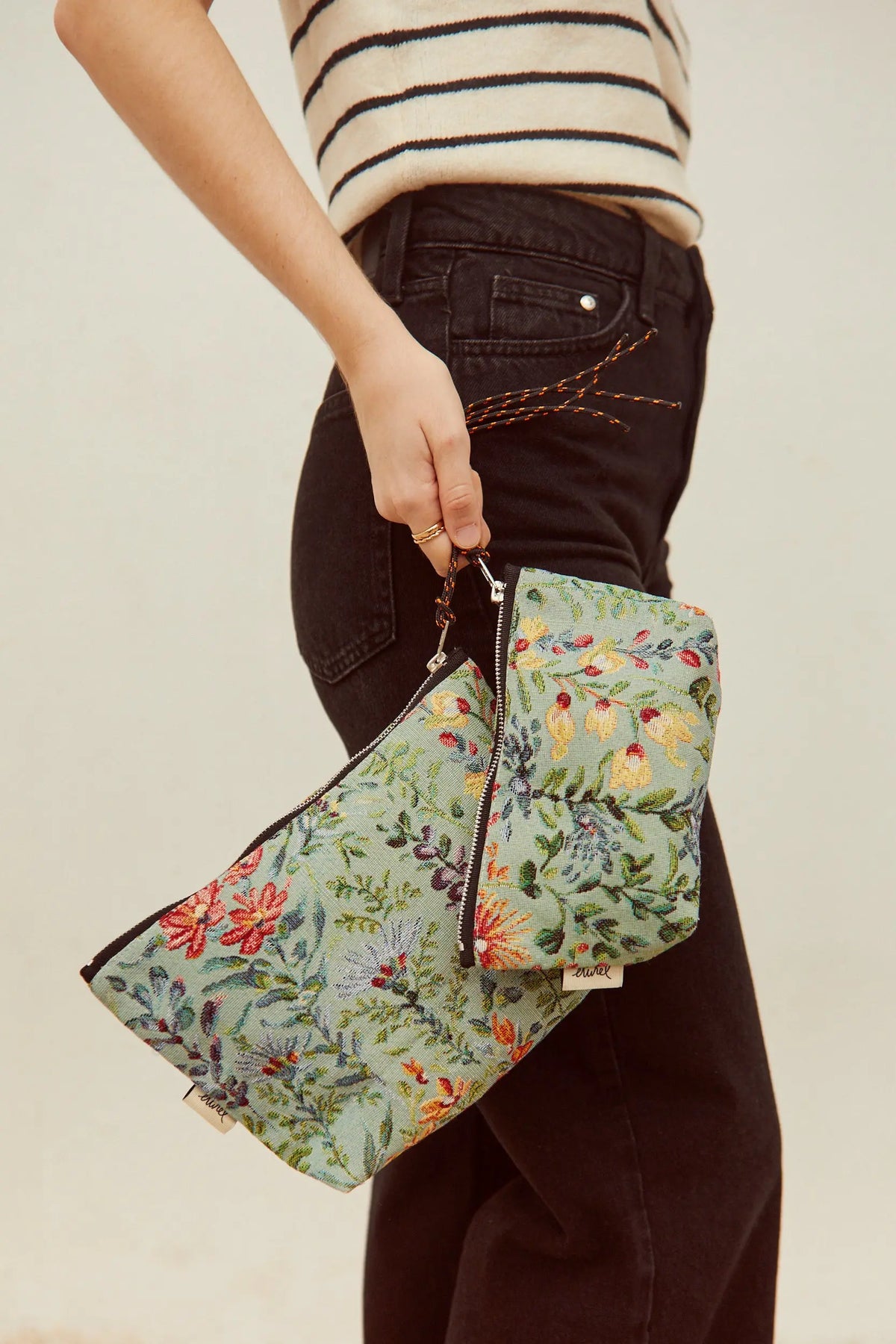 Neceser y estuche de tejido jacquard celeste con estampado de flores azaleas, cierre de cremallera y cordón de agarre.