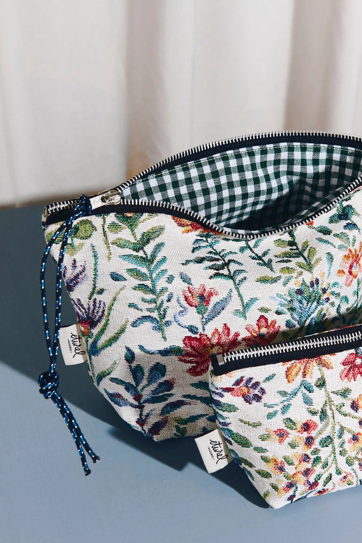 Neceser y estuche de tela jacquard con estampado de flores azaleas, cremallera y forro interior de cuadros vichy verde.