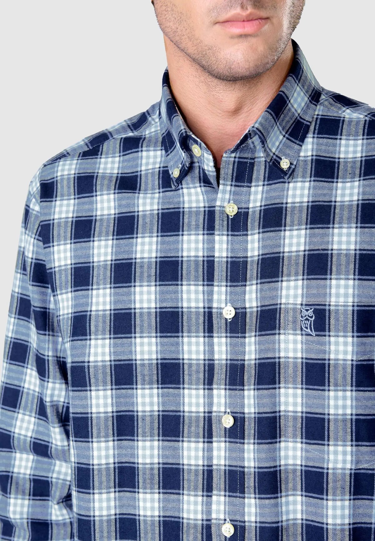 Camisa de hombre en franela de algodón, estampado de cuadros en tonos azules, manga larga con bolsillo y corte clásico.