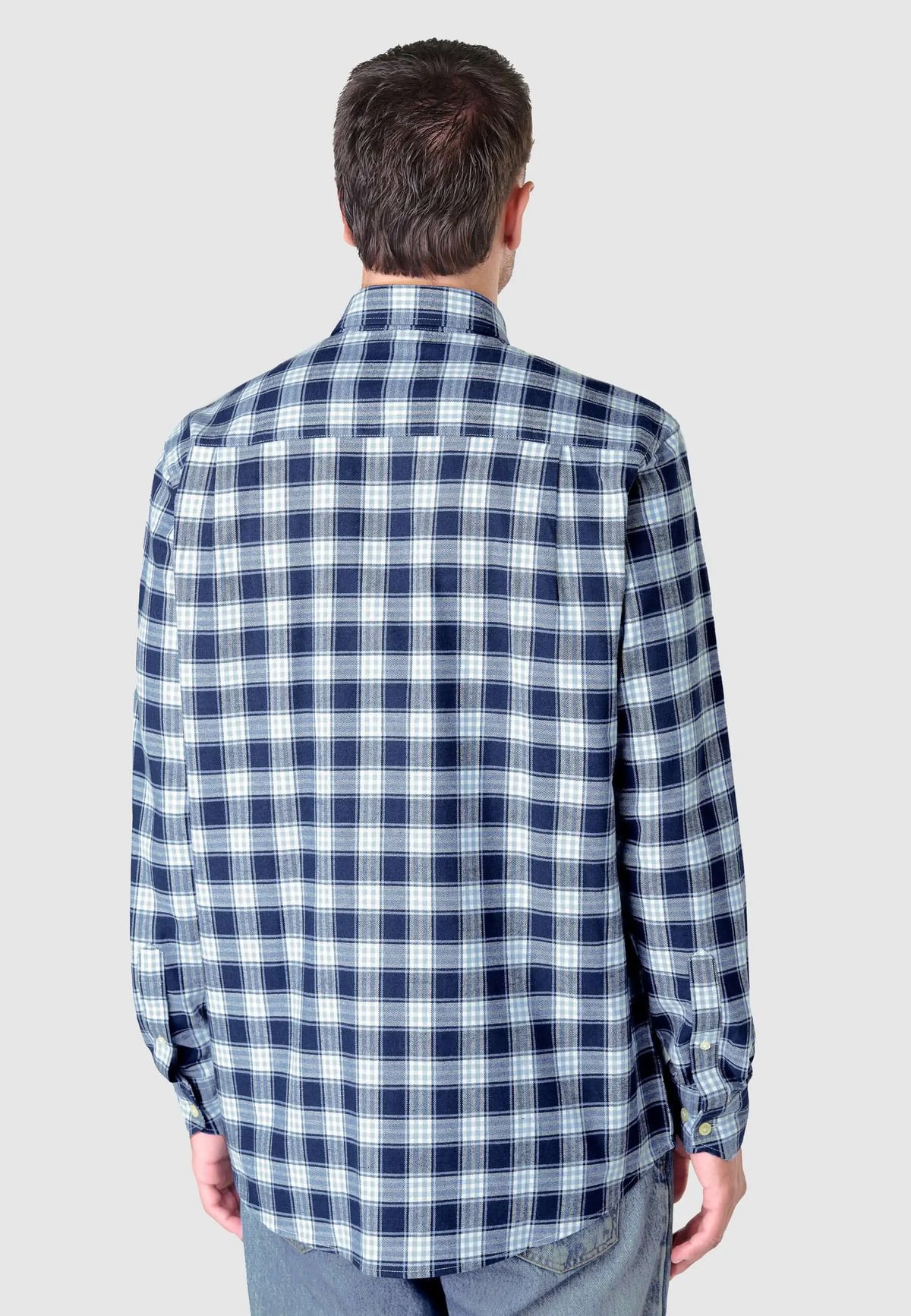 Camisa de hombre de franela de algodón con estampado de cuadros azules y blancos, ajuste cómodo y estilo casual.