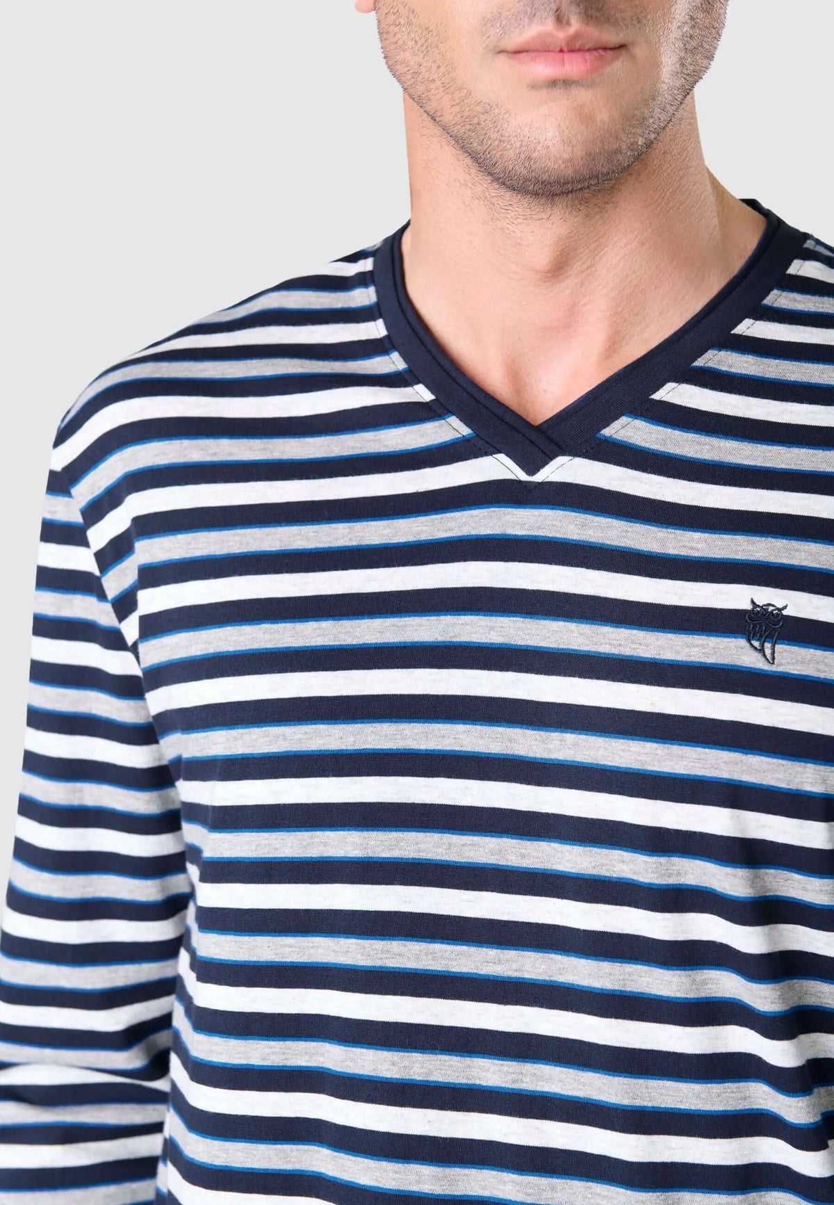 Camiseta pijama hombre, cuello pico, rayas horizontales azul, gris y blanco. Logo búho bordado en pecho. Tejido punto.