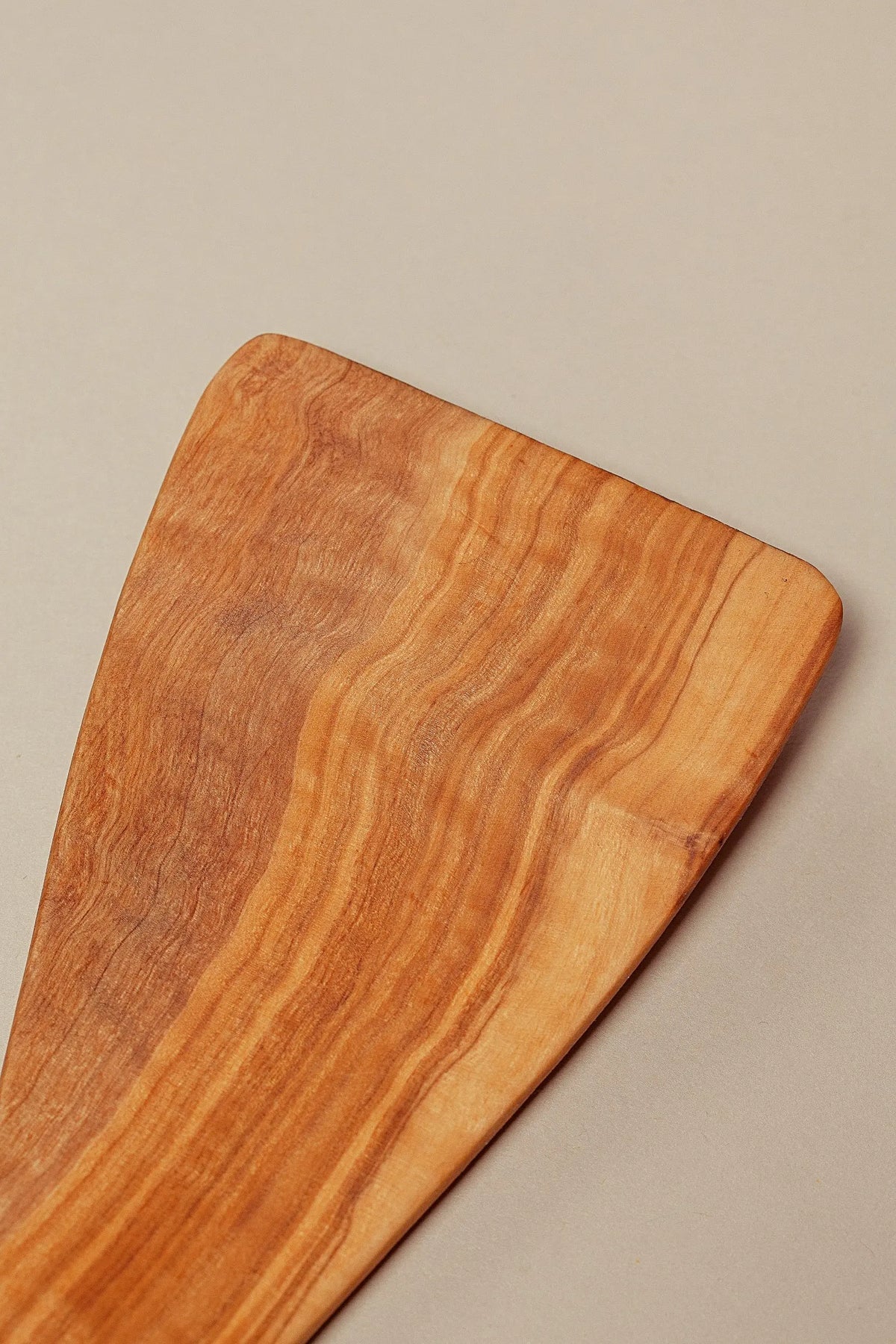 Espátula curva de madera de olivo