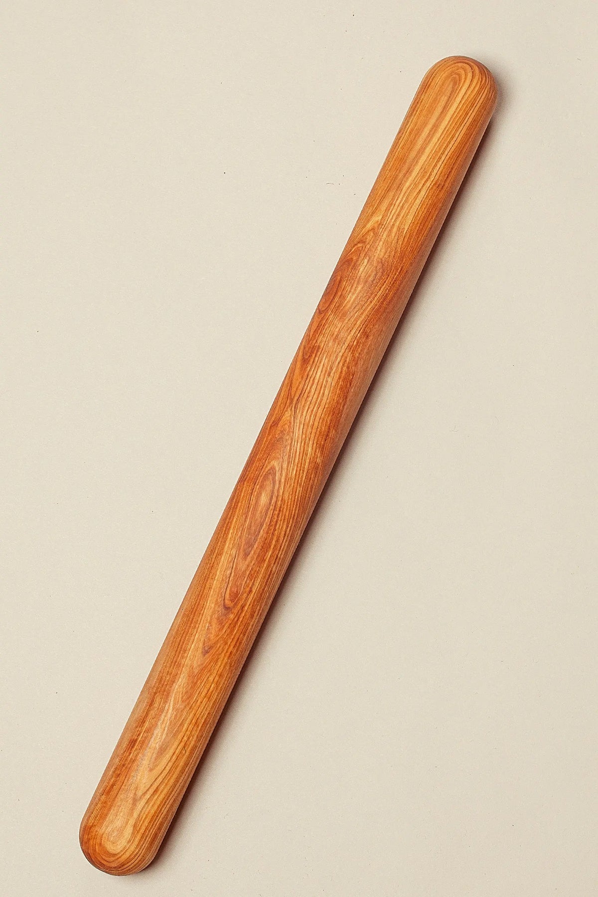 Rodillo de cocina de madera de olivo con veteado natural, diseño cilíndrico liso, color marrón cálido y acabado pulido.