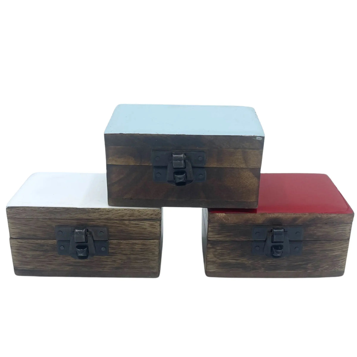 Tres pastilleros de madera rectangulares con tapa de color y cierre metálico, estilo rústico vintage.