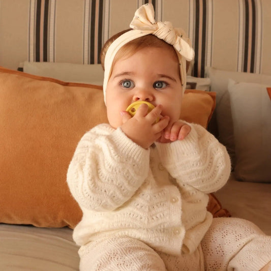 Kit Nenina & Co – Amarillo| 2 Chupeteros Algodón Orgánico + 1 Chupete Clásico de Silicona