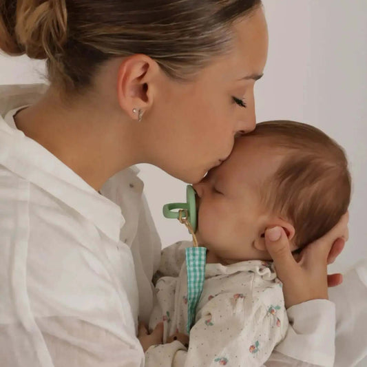 Kit Nenina & Co – Oliva | 2 Chupeteros Algodón Orgánico + 1 Chupete Clásico de Silicona