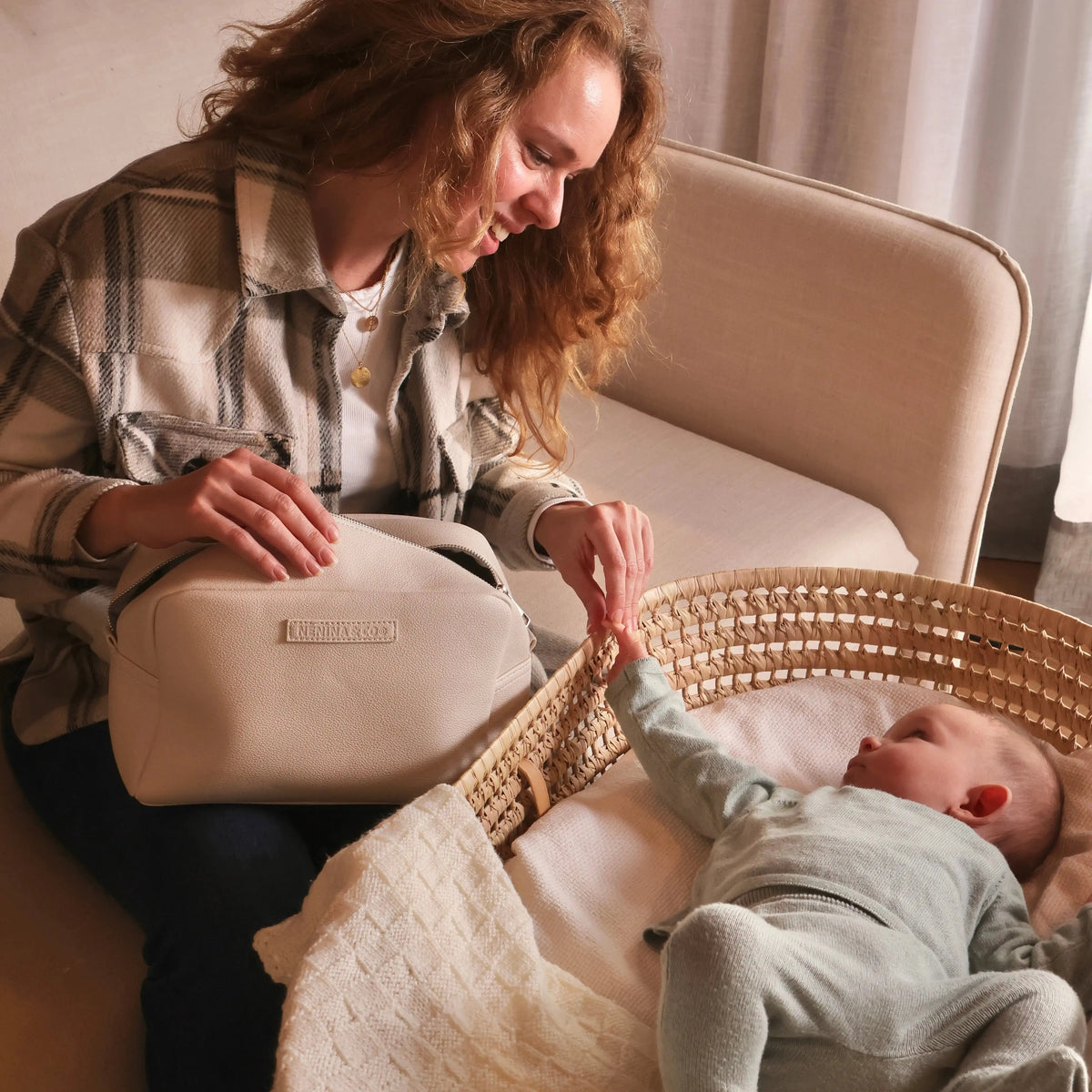Pack Nacimiento Bebé: Portadocumentos + Neceser de Eco Piel MIREM Dusty Beige