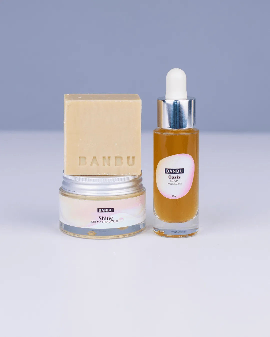 Pack Banbu con pastilla de jabón beige, tarro de crema Shine y sérum Oasis en frasco de cristal con cuentagotas.
