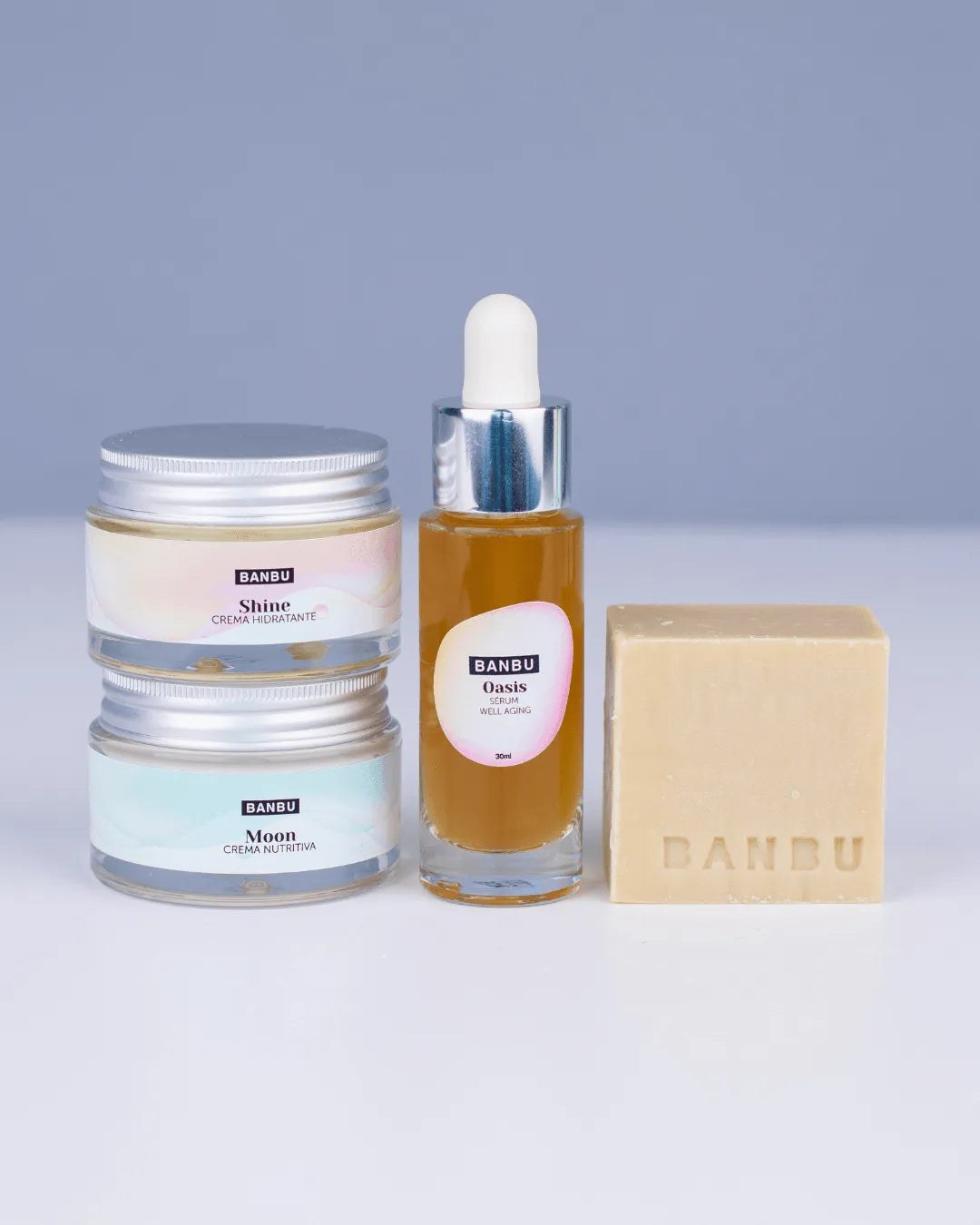 Pack cosmético Banbu para piel seca: dos tarros de crema, un sérum con gotero y una pastilla de jabón natural.