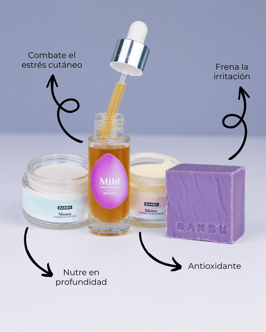 Pack facial ecológico Banbu: sérum, cremas y pastilla de jabón morada sobre fondo neutro con flechas explicativas.