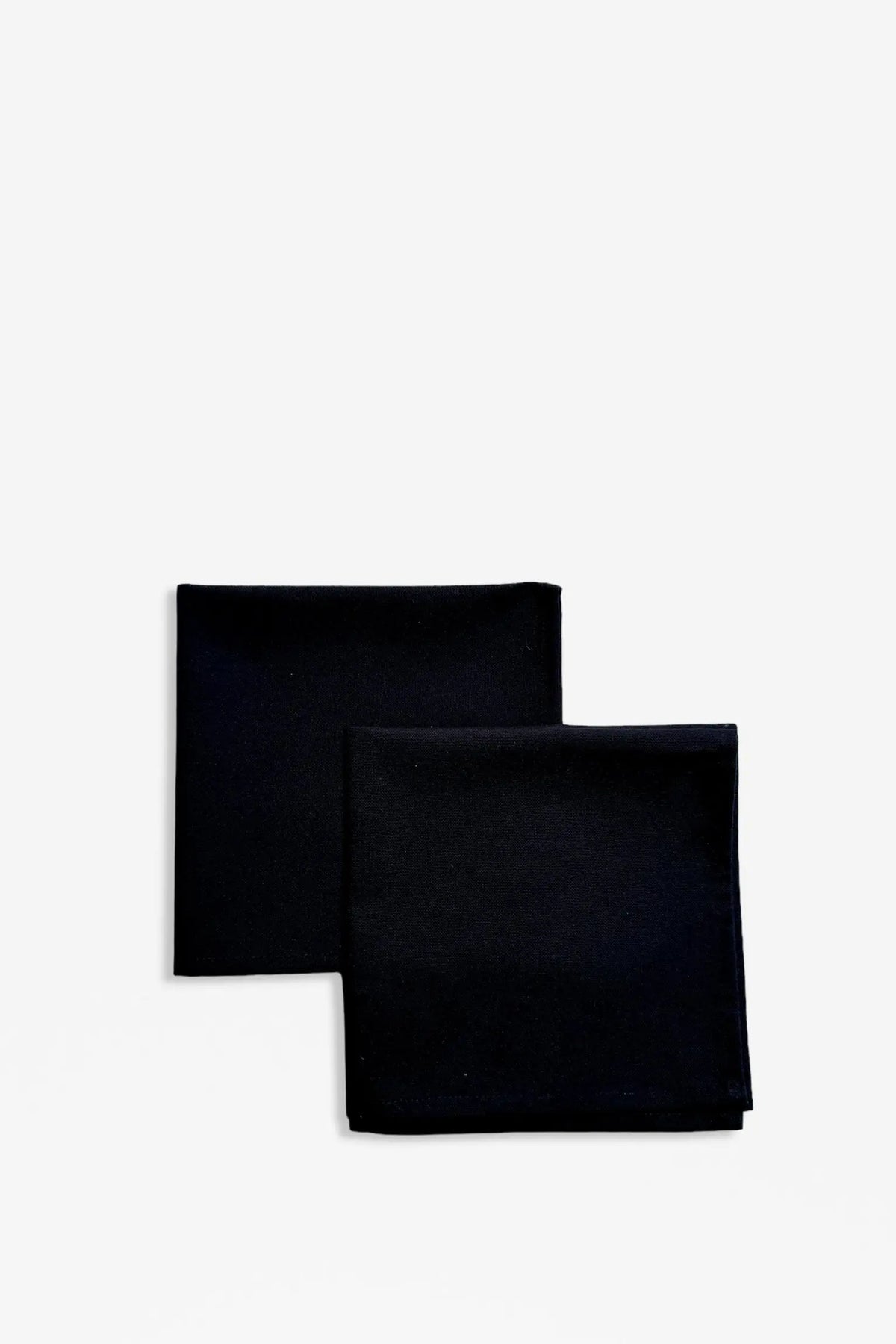 Pack de dos servilletas de loneta en color negro, con diseño cuadrado, liso y estilo minimalista.