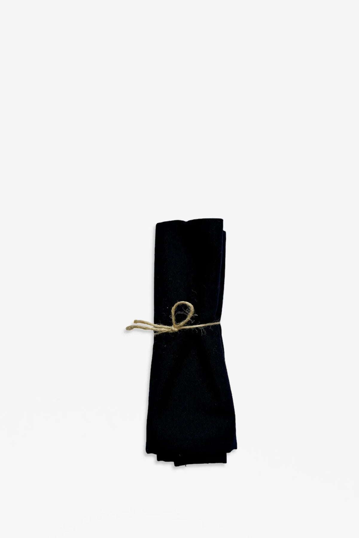 Pack de dos servilletas de loneta en color negro, enrolladas y atadas con un fino cordel de fibra natural.