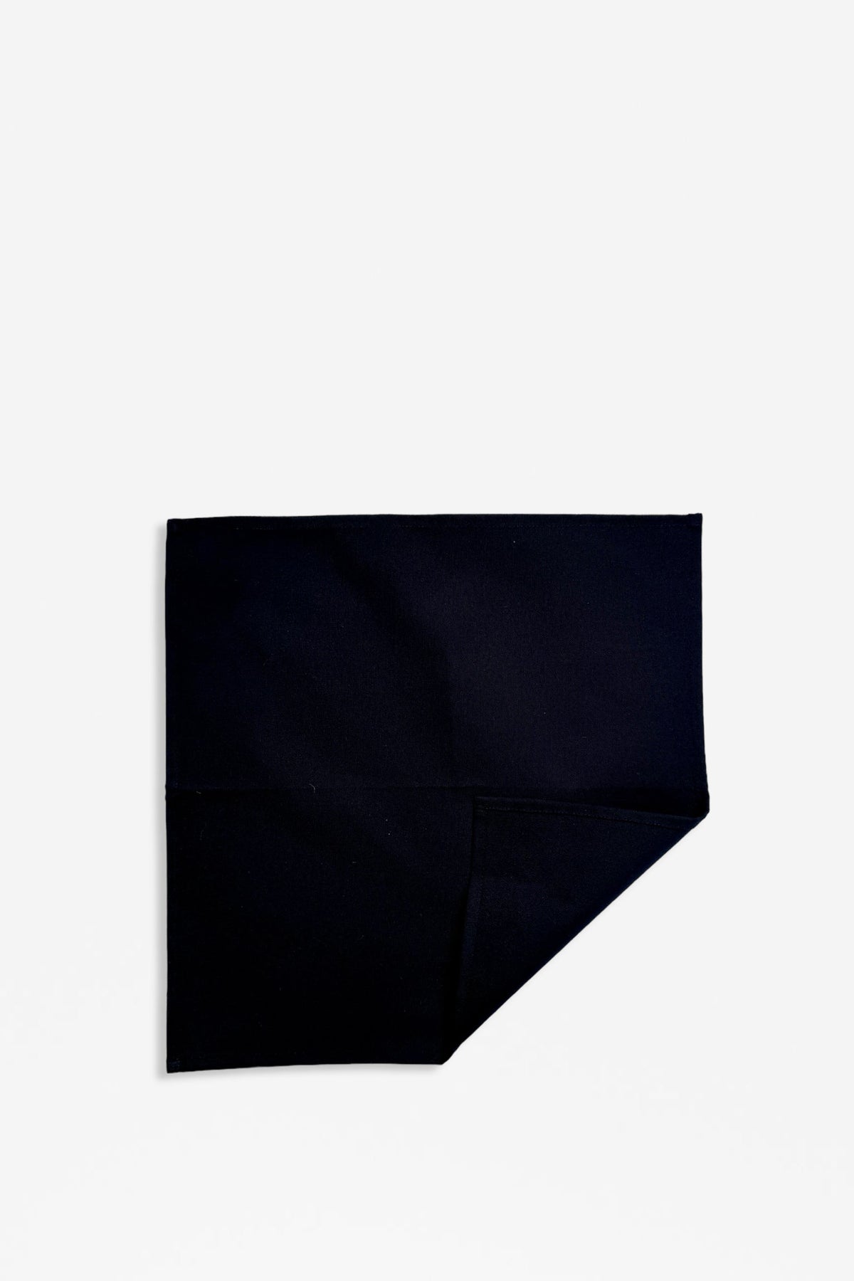 Pack de dos servilletas de loneta en color negro con acabado textil mate, diseño minimalista y elegante.