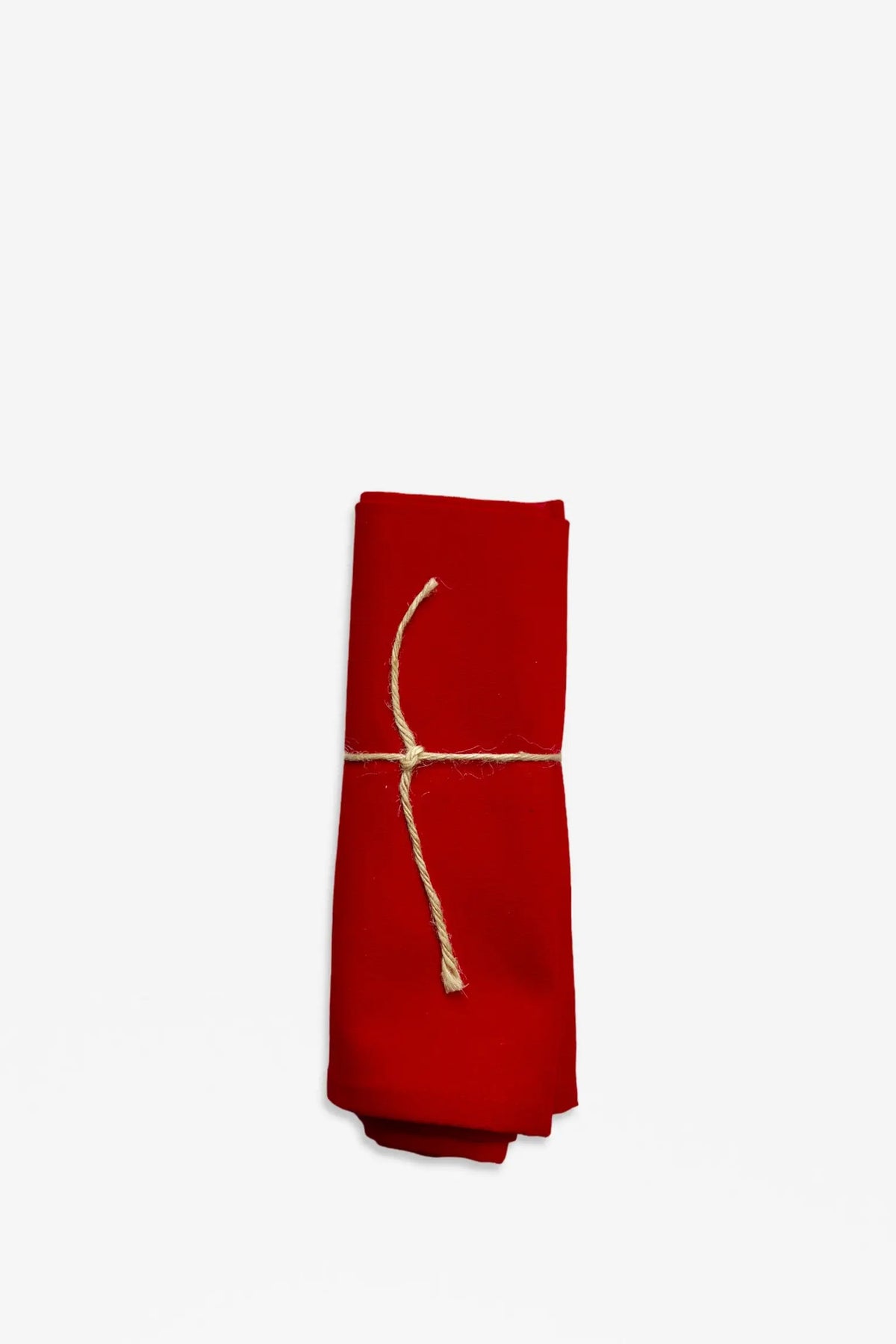 Pack de dos servilletas de loneta en color rojo intenso, enrolladas y atadas con un cordel de yute natural.