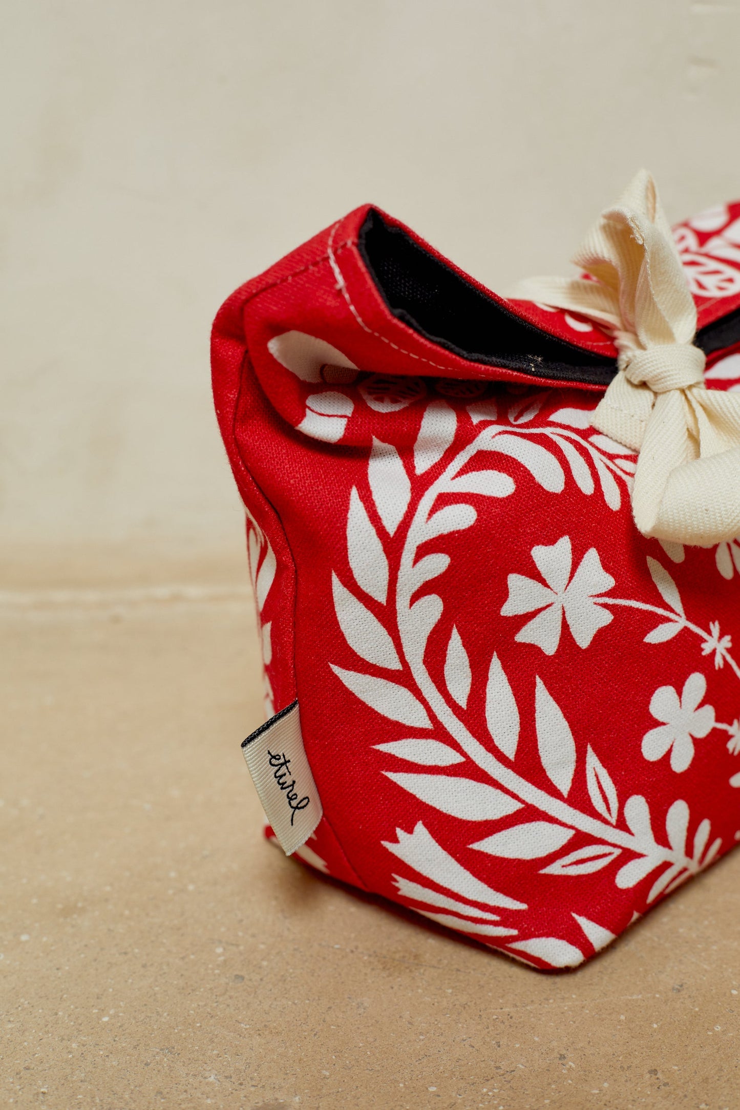 Panera pequeña folklore rojo