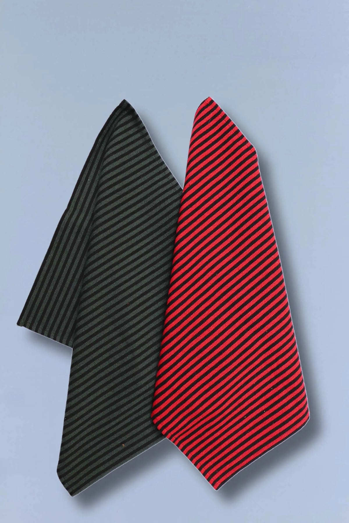 Set de dos paños de cocina de loneta con estampado de rayas finas en colores verde y rojo sobre fondo gris.