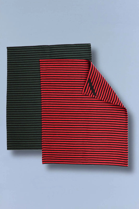 Set de 2 paños de cocina de loneta con estampado de rayas finas horizontales en color verde y rojo sobre fondo negro.
