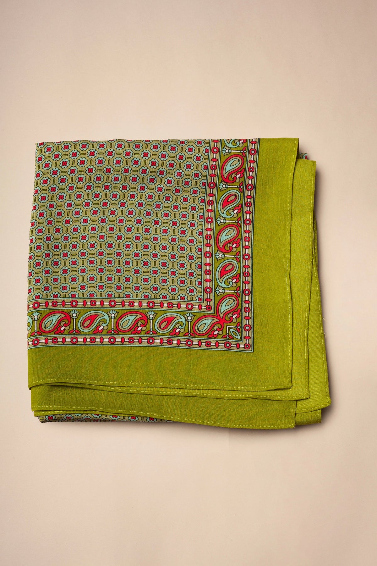 Pañuelo aragonés verde con estampado geométrico, cenefa de cachemir en rojo y azul y borde liso.