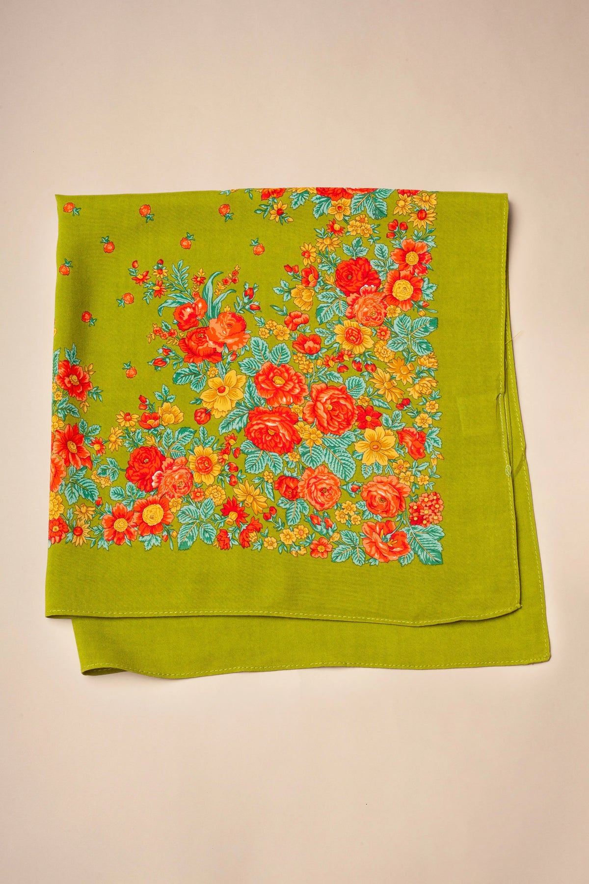Pañuelo verde oliva con estampado floral tradicional de rosas rojas, naranjas y amarillas en estilo vintage.