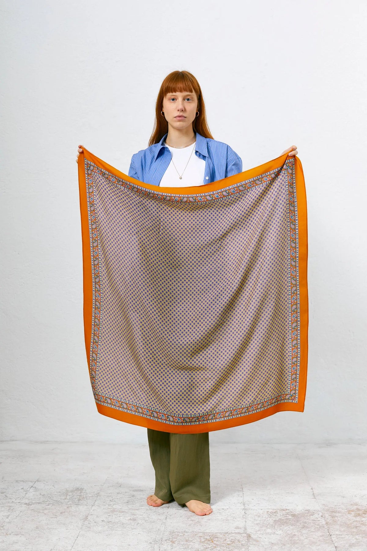 Pañuelo cuadrado de estilo tradicional aragonés en tonos marrón y azul con estampado geométrico y cenefa de cachemira.