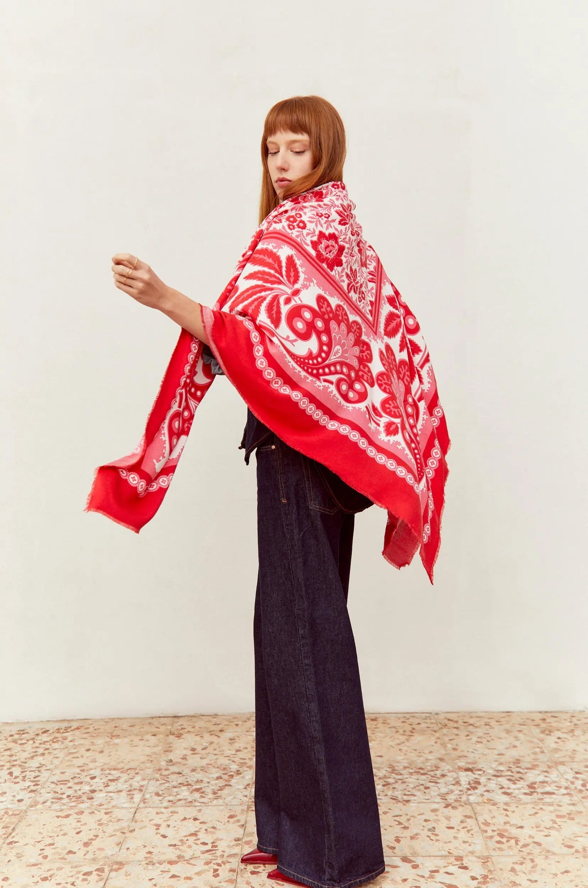Pañuelo cuadrado rojo y blanco con estampado floral y geométrico, de tejido suave y acabado con bordes deshilachados.