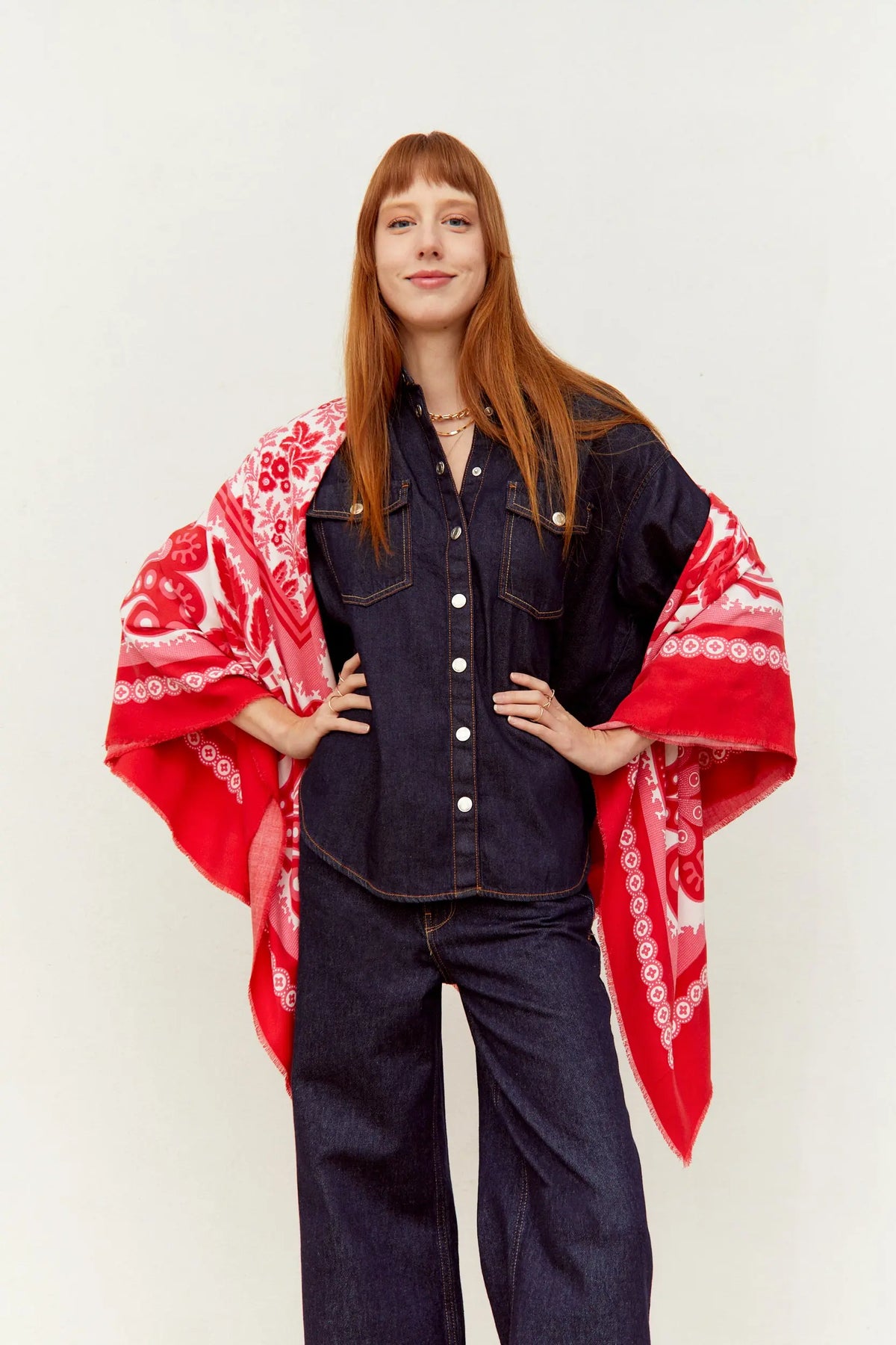 Pañuelo cuadrado de tela ligera en tonos rojos y rosas, con estampado floral y geométrico tipo bandana.