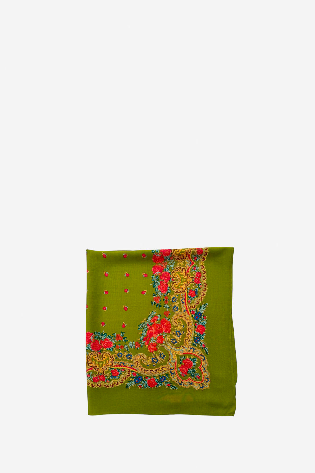 Pañuelo verde oliva con estampado floral tradicional, detalles de cadenas doradas y flores rojas, estilo portugués.