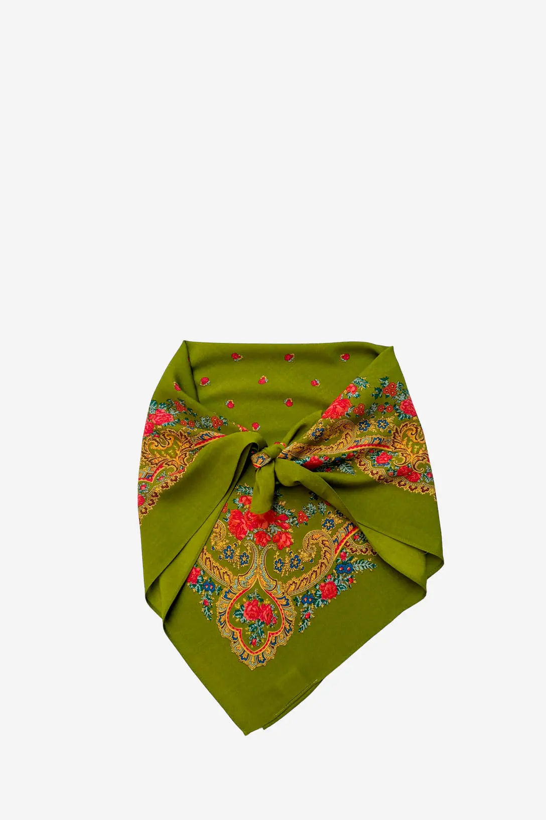Pañuelo verde oliva con estampado floral tradicional, detalles de cadenas y flores rojas en estilo vintage anudado.