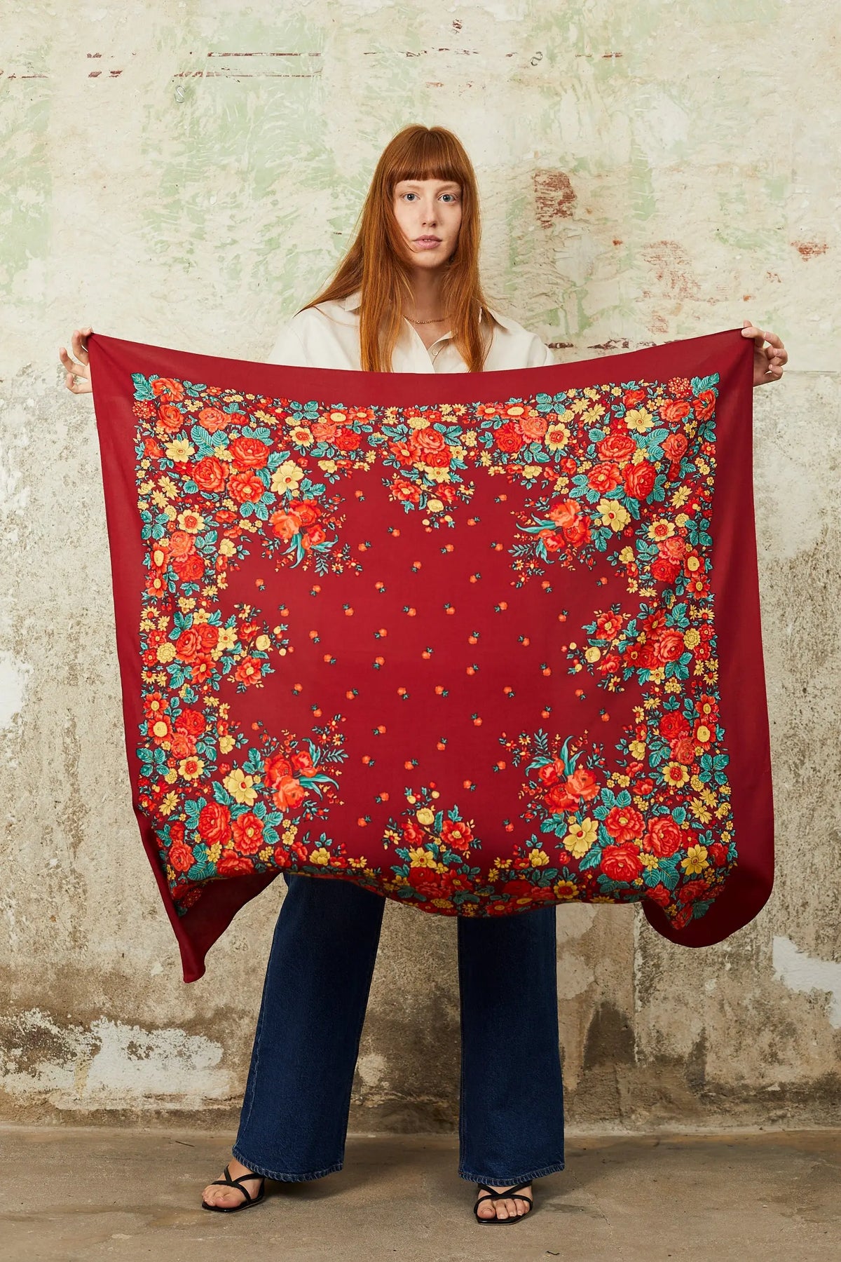 Pañuelo portugués granate de estilo tradicional con estampado floral multicolor en los bordes y detalle de pequeñas flores.