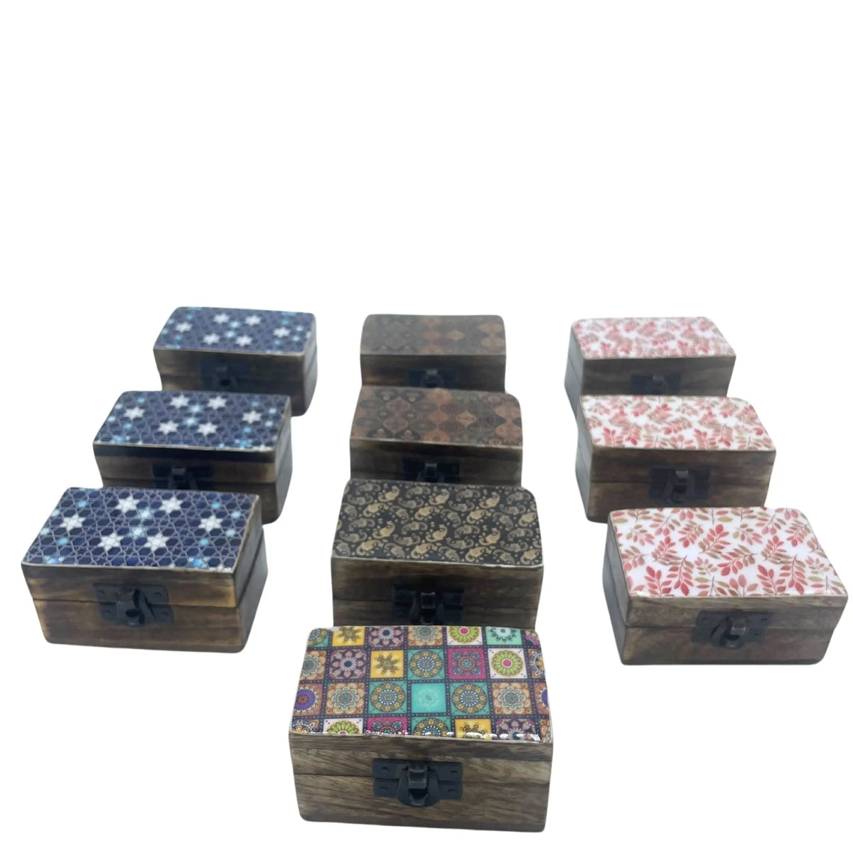 Pastilleros de madera rectangulares con tapas de variados diseños coloridos, estilo artesanal y cierre metálico frontal.